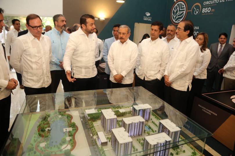 El presidente Danilo Medina y el ingeniero Maniuel Estrella junto a otras personalidades observan la maqueta del proyecto residencial.
