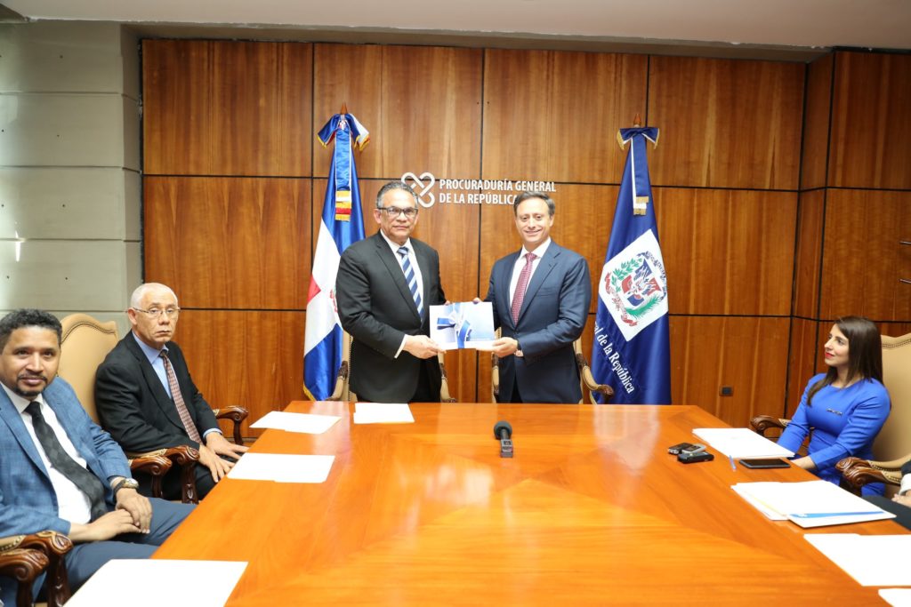 El titular del MAP, Ramón Ventura Camejo y el procurador general , Jean Alain Rodríguez presentan la Nueva Carta Compromiso Al Ciudadano