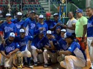 El equipo Los Mellos, premiado como campeón del 8vo clásico 95-North Rent-Card, por Aneudy Liven, presidente del Comité Organizador.