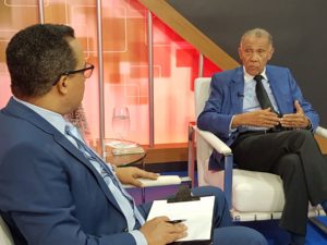 El pastor Ezequiel Molina Rosario (derecha) al ser entrevistado por Héctor Herrera Cabral.