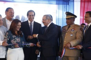 El presidente Danilo Medina al dejar en funcionamiento el 911, en Higüey