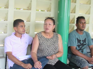 Familiares de hombre hallado en estado de descomposición esperan cadáver en Inacif de Herrera. Foto Genrris Agramonte