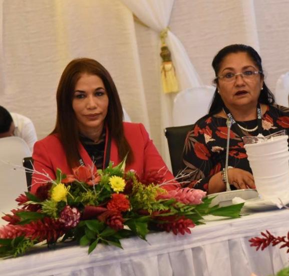 BELICE.- La presidenta del Parlacen, la salvadoreña Irma Amaya (derecha), y la vicepresidenta del organo regional, Silvia García, en la Cumbre de Jefes de Estado y de Gobierno que se celebra en esta nación