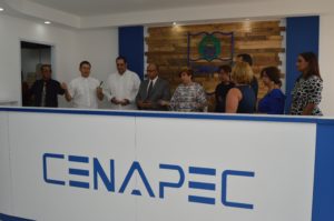 Momento de la bendición del nuevo local, a cargo del Padre Ronald Ulido, junto al Lic. Antonio Musa, director ejecutivo de CENAPEC y otros representantes de la institución