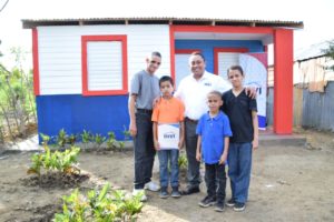 Durante la entrega, el director del INVI, Mayobanex Escoto, felicitó al señor Roberto por la adquisición de su vivienda