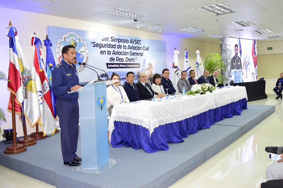 El director del Cesac, General de Brigada de Defensa Aérea Aracenis Castillo de la Cruz, durante el inicio del Primer Simposio sobre Seguridad de la aviación.