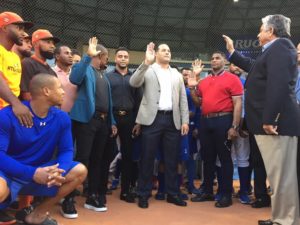 Erick Almonte al momento de ser juramentado por Chilote Llenas