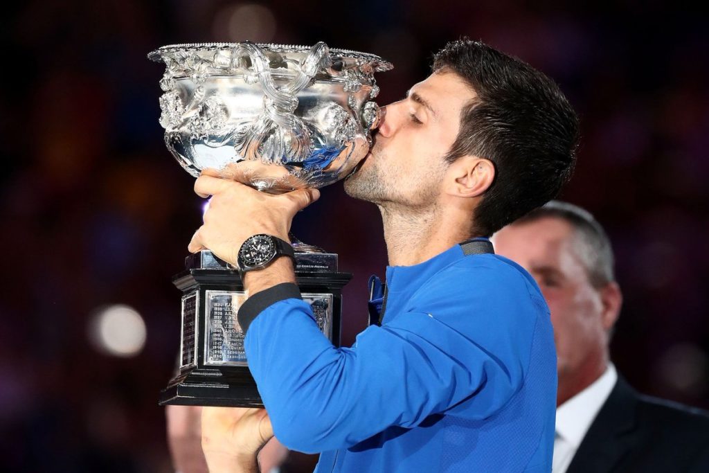 Novak Djokovic besa el trofeo