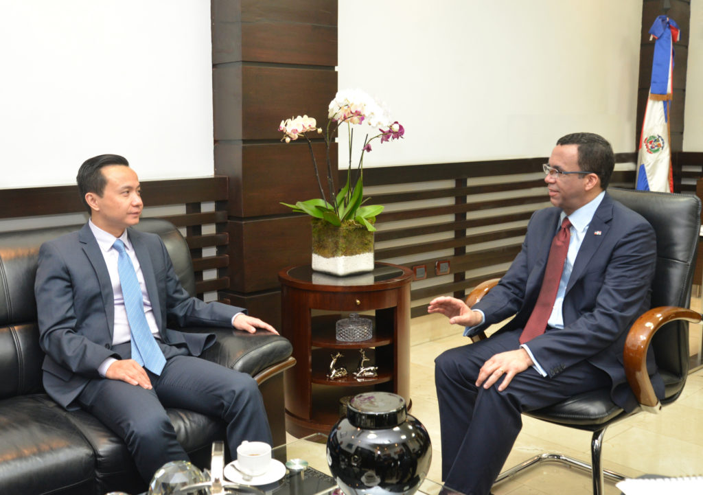 Ministro de Educación, Andrés Navarro, recibió la visita de cortesía del embajador de la República Popular China, Zhang Run