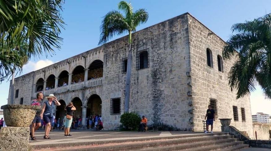 Turistas pasean por la Plazoleta del Alcázar de Colón y conocen en su interior la historia y leyendas coloniales.