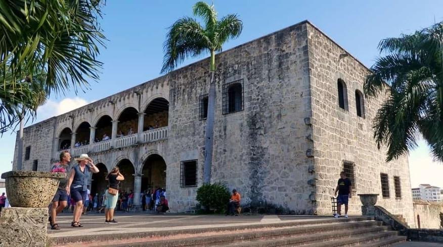 Turistas pasean por la Plazoleta del Alcázar de Colón y conocen en su interior la historia y leyendas coloniales.