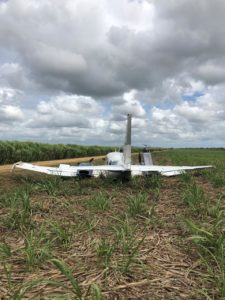 Parte atrás de la avioneta que aterrizó de forma irregular