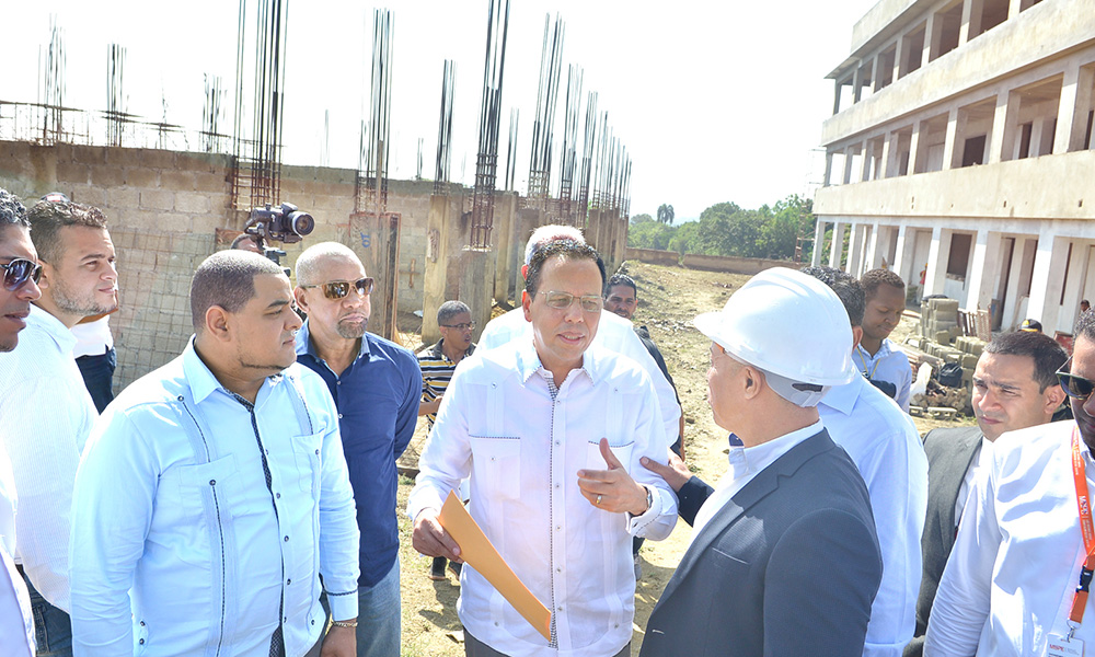 El ministro de Educación Antonio Peña Mirabal inspeccionó varias escuelas.