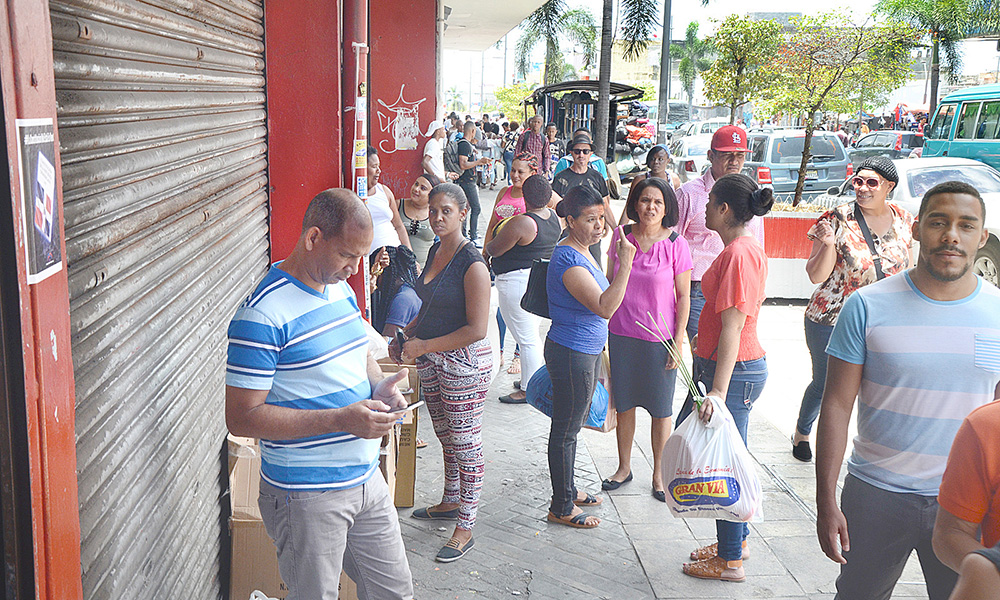 Las tiendas en la avenida Duarte también registraron visitas. 