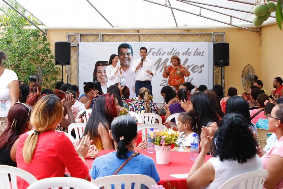 Wellington Arnaud junto a su madre y su esposa en la celebración del Día de las Madres.