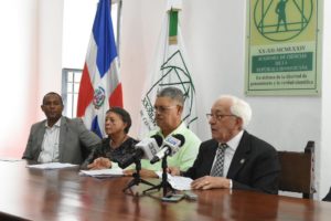 El coordinador de la Comisión Ambiental de la Primada de América, maestro Luis Carvajal, y el presidente de la ACRD, doctor Luis Scheker Ortiz, afirmaron que el Tribunal Constitucional fundamentó la sentencia en “consideraciones aviesamente falsas”