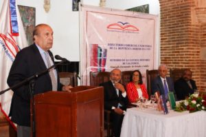 El ex Secretario de la Presidencia, Fabio Herrera Roa, se dirige a los presentes. Se observan en la mesa central del acto, desde la izquierda, Dennis Simó, presidente de la Sociedad Dominicana de Bibliófilos; Eleanor Grimaldi Silie, vice secretaria; Mariano Mella, ex presidente y Juan de la Rosa, vocal.