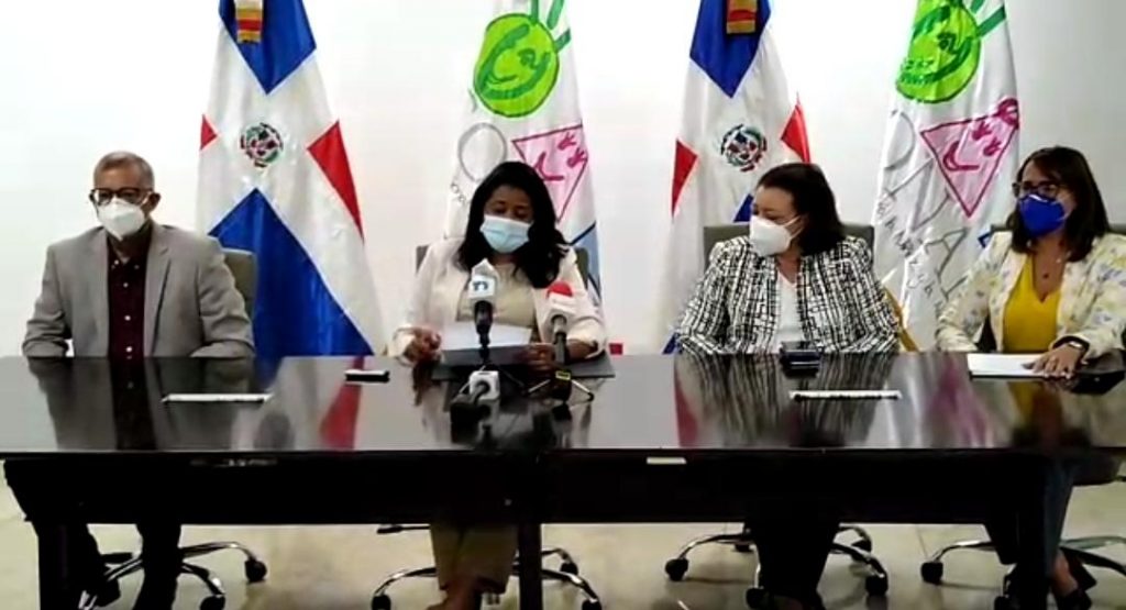 La presidenta del CONANI, Paula Disla Acosta habla durante una rueda de prensa.