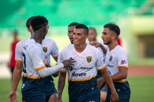 Jugadores de los Guerreros del Club Atlético Pantoja tras marcal un gol ante el Atlético San Cristóbal