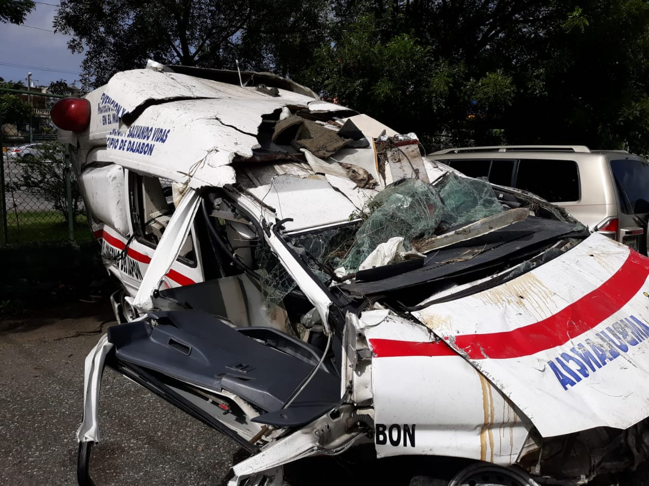 Ambulancia accidentada en autopista Duarte. Archivo
