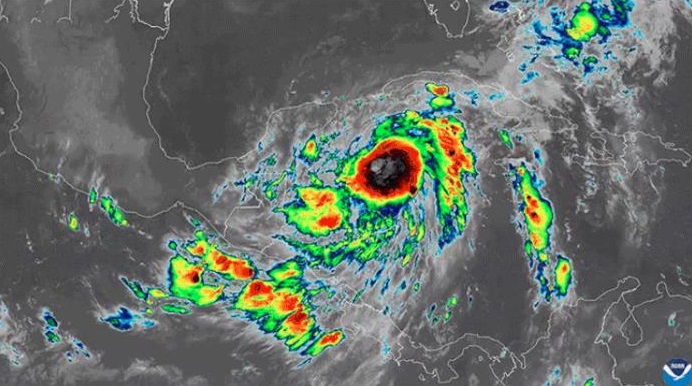 La tormenta Zeta se convierte en huracán