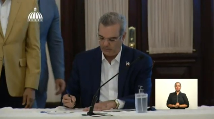 El presidente Luis Avinader firma el acuerdo para las vacunas contra el Covid-19