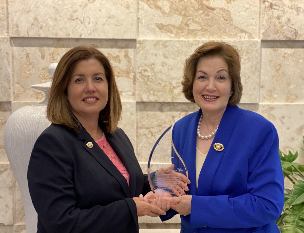 Lucile Houellemont entrega el reconocimiento a Clara Elena Jimenes Alfau, fundadora de dos de las principales compañías de seguridad privada del país.