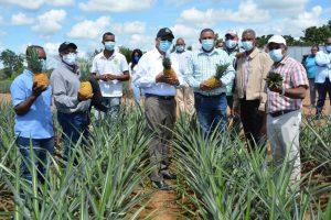 Director del IAD junto a parceleros de Monte Plata