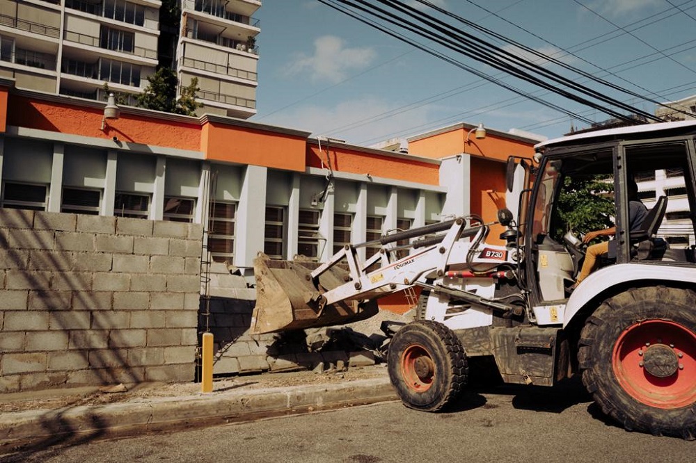 Un camión del ADN destruye pared en construcción que ocupaba el perímetro de la acera