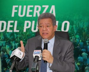 El presidente de la Fuerza del Pueblo, Leonel Fernández, durante la rueda de prensa