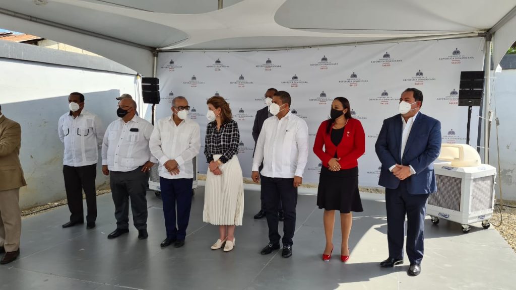 El ministro de Salud, Plutarco Arias, junto a la vicepresidenta de la República, Raque Peña, dejó inaugurado un hospital móvil en Esperanza