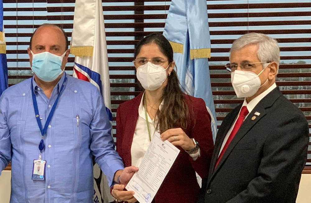 Claudia Beatriz Roa Ochoa, directora del Centro de Navegación Aérea del IDAC, junto al director de la institución, Román E. Caamaño.