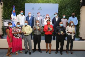 La directora de Progresando con Solidaridad (Prosoli), Gloria Reyes; el ministro de Agricultura, Limber Cruz; el administrador general del Banco Agrícola, Fernando Durán y Arturo Bisonó, director del programa Agricultura Familiar, junto a las familias agricultoras galardonadas con el premio ‘Manos del campo 2020’.