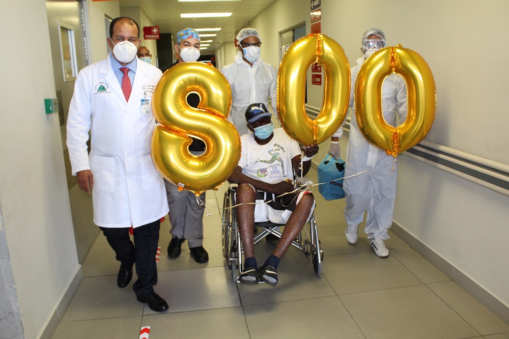 El paciente recuperado de Covid-19 número 800 que egresa el hospital Marcelino Marcelino Vélez Santana