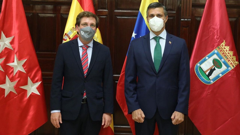 El alcalde de Madrid, José Luis Martínez-Almeida, junto al opositor venezolano Leopoldo López.