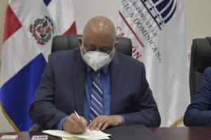 El ministro de Educación, Roberto Fulcar firma el pacto con sector eléctrico