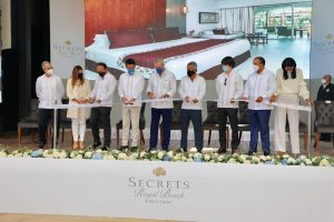 El presidente Luis Abinader deja inaugurado el remodelado hotel Secrets Royal Beach, en Bávaro.