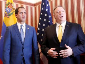 Juan Guaidó y Mike Pompeo