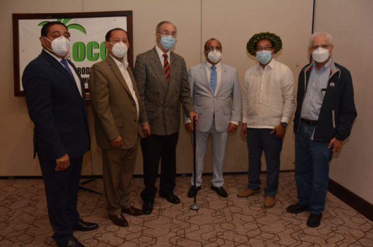 De izquierda a derecha Aquiles Villar, encargado de Cooperación Internacional del FEDA; Efraín Toribio, director del FEDA; Henríquez Gonzales, presidente del Clúster del Coco; José Jáquez, Viceministro Administro de la Presidencia; Luisito Peña, Viceministro de Agricultura de Filipinas y Juan Barceló, Director del Clúster del Coco.