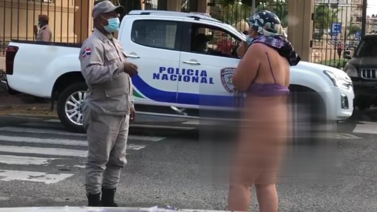 Apresan mujer que protestó desnuda frente al Palacio Nacional