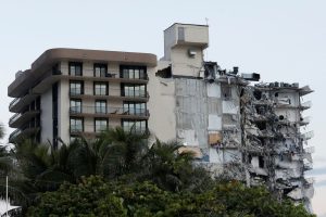 Tras el derrumbe, cuyas causas se desconocen, una montaña de escombros se formó junto al edificio Champlain Towers, donde han trabajado a lo largo de la noche unos 80 rescatistas en la búsqueda de posibles víctimas y supervivientes para sacar del edificio a las personas que están todavía dentro.