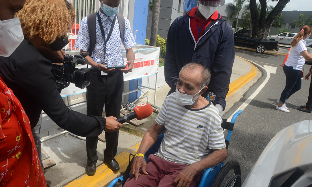 El señor Arturo Bonilla mientras sale del Hospital Francisco Moscoso Puello. J. Rotestán