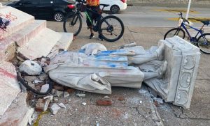 Manifestantes derriban estatua de Colón en ciudad colombiana de Barranquilla