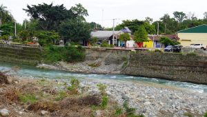 Muro que será rehabilitado por el INDRHI en la margen derecha del río Yun