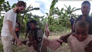 Niña africana llora al ver por primera vez a un hombre blanco; creía que era un fantasma 