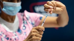 Dominicanos reciben dosis de vacuna
