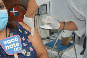 Centros de vacunación dominicanos desconocen cuándo aplicarán la tercera dosis