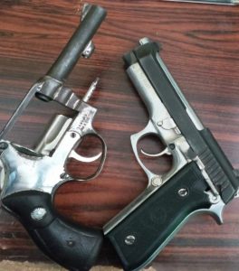 PN apresa dos hombres y retiene armas que utilizaron en una balacera