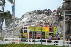 Las tareas de búsqueda están dirigidas por los bomberos del condado de Miami-Dade y se ven entorpecidas por la lluvia.