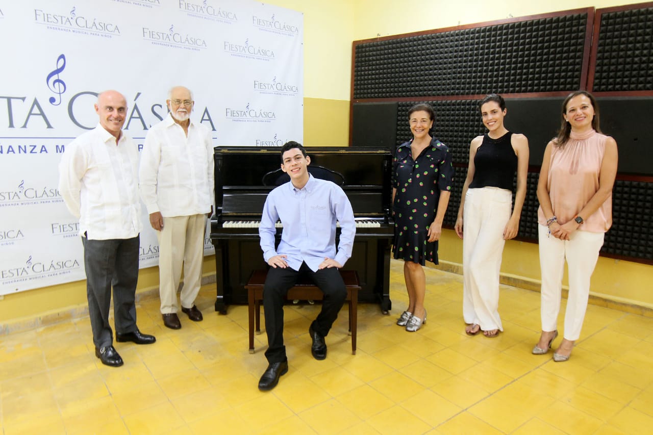 El embajador de España dona piano a la escuela de música clásica